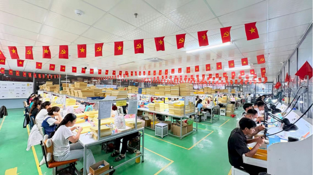 JINYI Vietnam Jewelry Manufacturing Lines Large JINYI jewelry workshop showing long production lines and high-volume manufacturing capacity