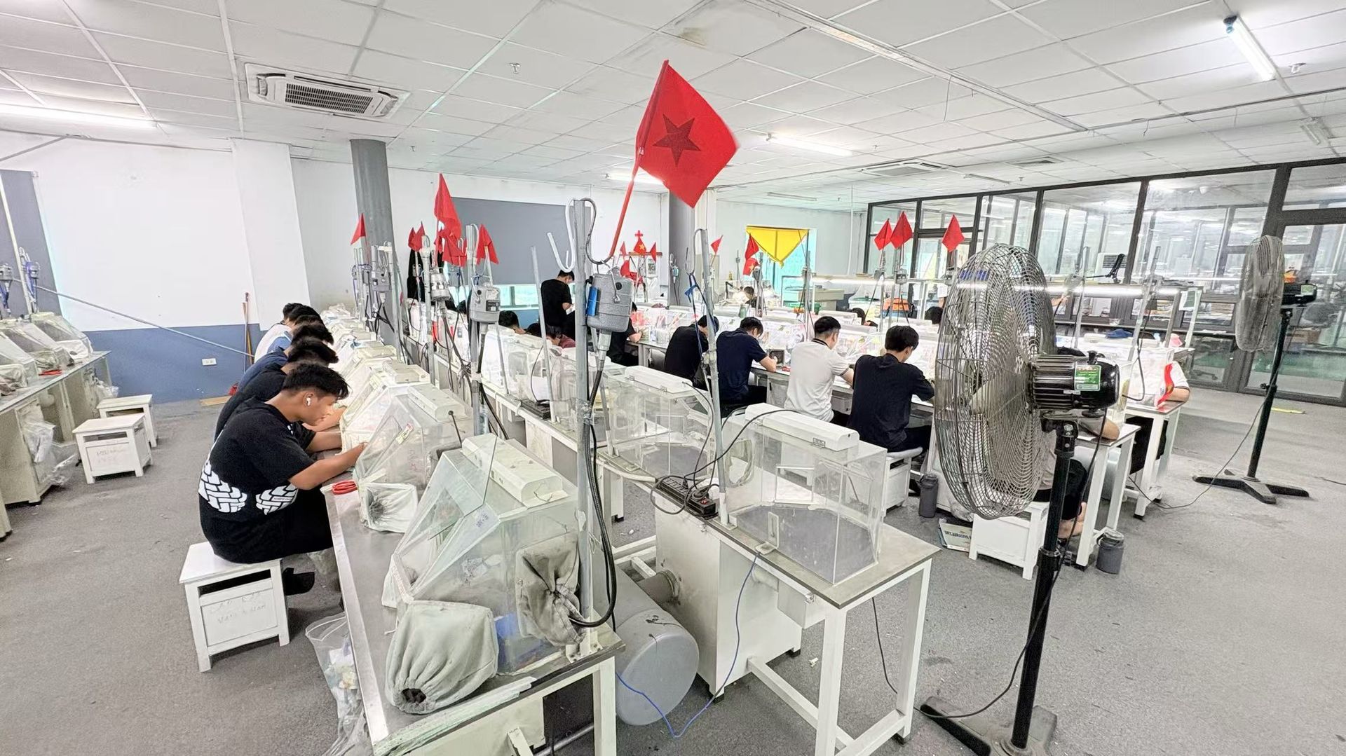 alt="Línea de producción de JINYI Jewelry con trabajadores calificados en una fábrica en China para pedidos B2B de joyería de oro"
