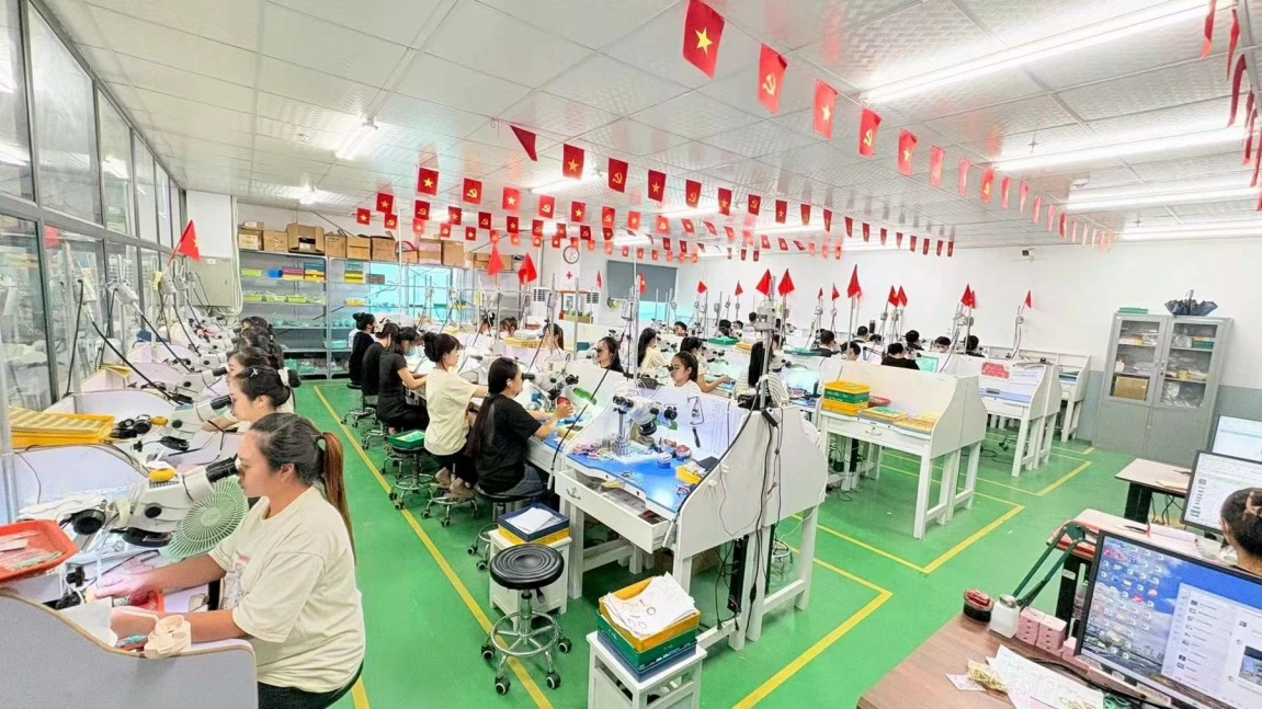 Authorized JINYI Vietnam factory photo showing rows of illuminated precision jewelry workstations